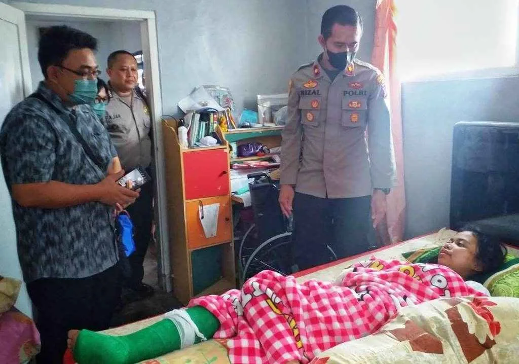 Tim Medis Klinik Polresta Malang Kota, menlihat perkembangan kondisi kesehatan pasien Tragedi Kanjuruhan