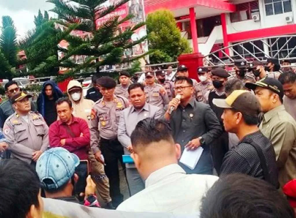 Waka I DPRD Bengkulu Utara Temui Langsung Massa Aksi Unjuk Rasa