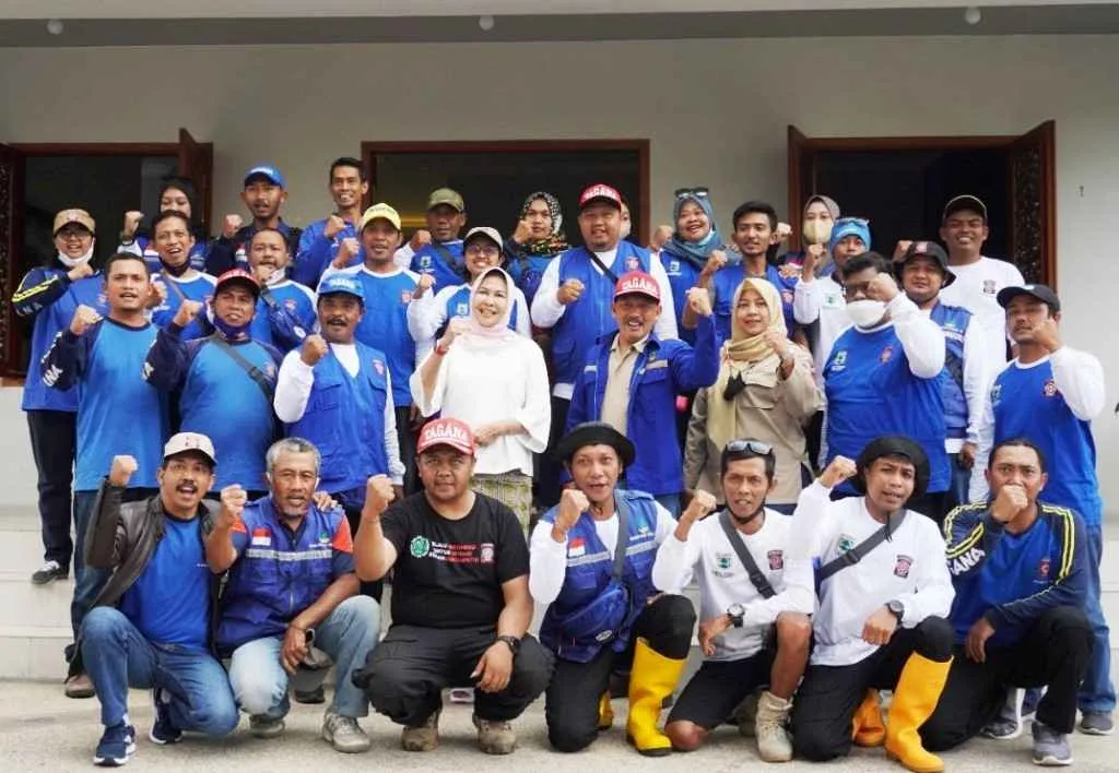 Wali Kota Batu, Hj. Dewanti Rumpoko berangkatkan bantuan sembako dan Tim Tagana ke Kabupaten Cianjur, Jawa Barat dari Hal. Rumah Dinas Wali Kota.