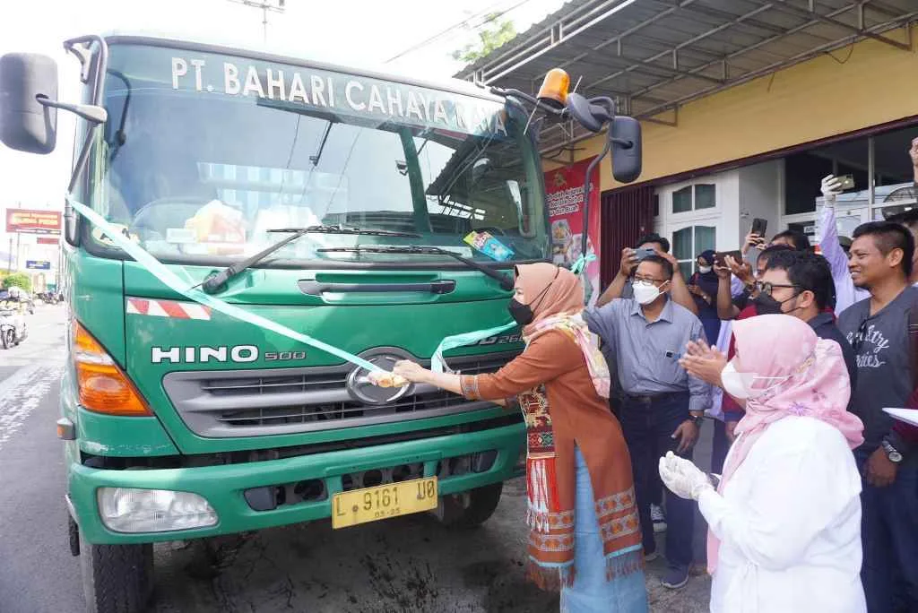 Wali Kota Batu, Dewanti Rumpoko memberangkatkan 20.000 kemasan kripik tempe produksi PT. Arjuna Citra Indonesia ke negara Malaysia, Singapura, Hongkong dan Brunei Darussalam.