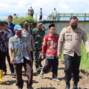 Antisipasi Banjir, Kapolres Demak Cek Tanggul Sungai Cabean Antisipasi Banjir, Kapolres Demak Cek Tanggul Sungai Cabean