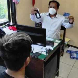Berusaha Kabur Saat Didatangi Polisi, Pengedar Sabu Akhirnya Pasrah Berusaha Kabur Saat Didatangi Polisi, Pengedar Sabu Akhirnya Pasrah