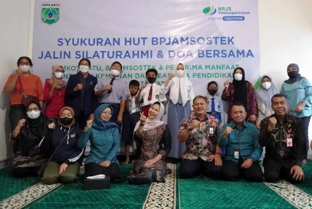 BPJamsostek Kota Batu dalam Peringatan HUT ke-45 Tahun Bagikan Beasiswa