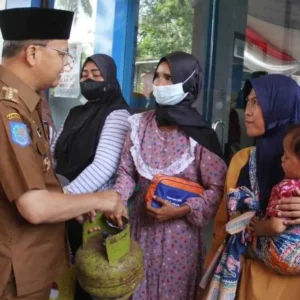 Gubernur Rohidin Bagikan Tabung Gas Gratis di Bengkulu Tengah