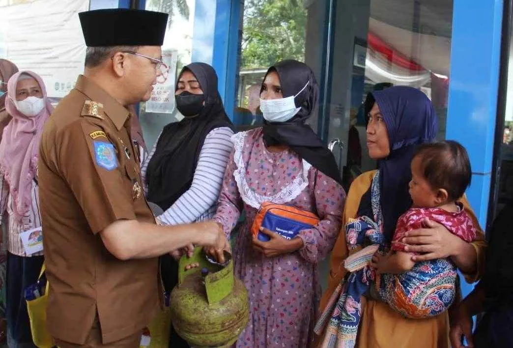 Gubernur Rohidin Bagikan Tabung Gas Gratis di Bengkulu Tengah