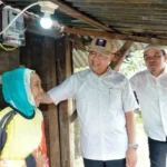 Gubernur Rohidin Pasang Listrik Gratis di Rumah Nenek Upinah
