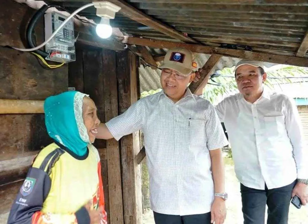 Gubernur Rohidin Pasang Listrik Gratis di Rumah Nenek Upinah