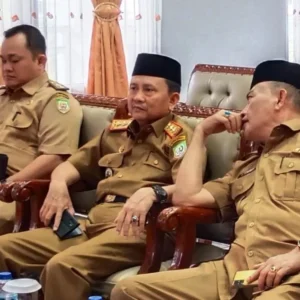 Sekda Provinsi Bengkulu Hamka Sabri (tengah)