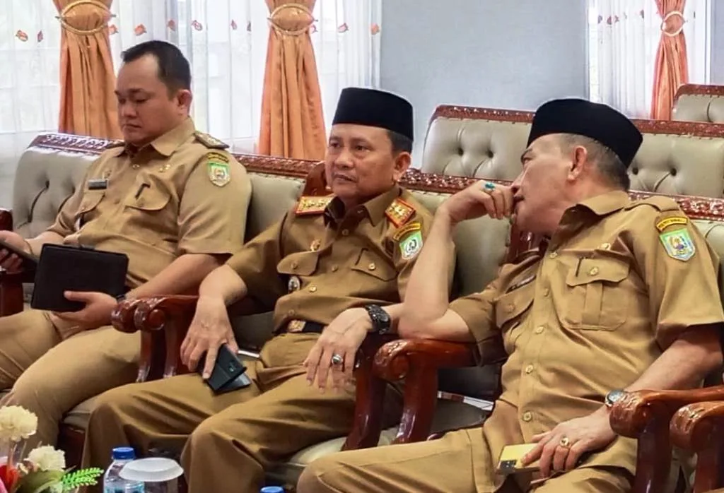 Sekda Provinsi Bengkulu Hamka Sabri (tengah)