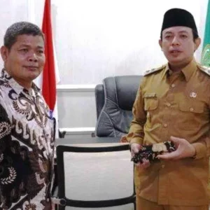 Kepala Balai Pelestarian Kebudayaan VII Dihadiahi Wawali Dedy Kebek Palak Kepala Balai Pelestarian Kebudayaan VII Dihadiahi Wawali Dedy Kebek Palak