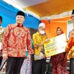Kunjungi Warga Kaur, Gubernur Rohidin Serahkan Berbagai Bantuan