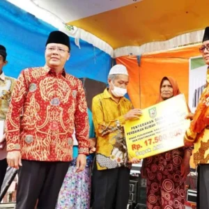 Kunjungi Warga Kaur, Gubernur Rohidin Serahkan Berbagai Bantuan
