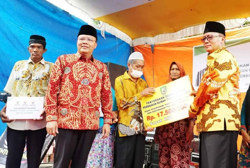 Kunjungi Warga Kaur, Gubernur Rohidin Serahkan Berbagai Bantuan