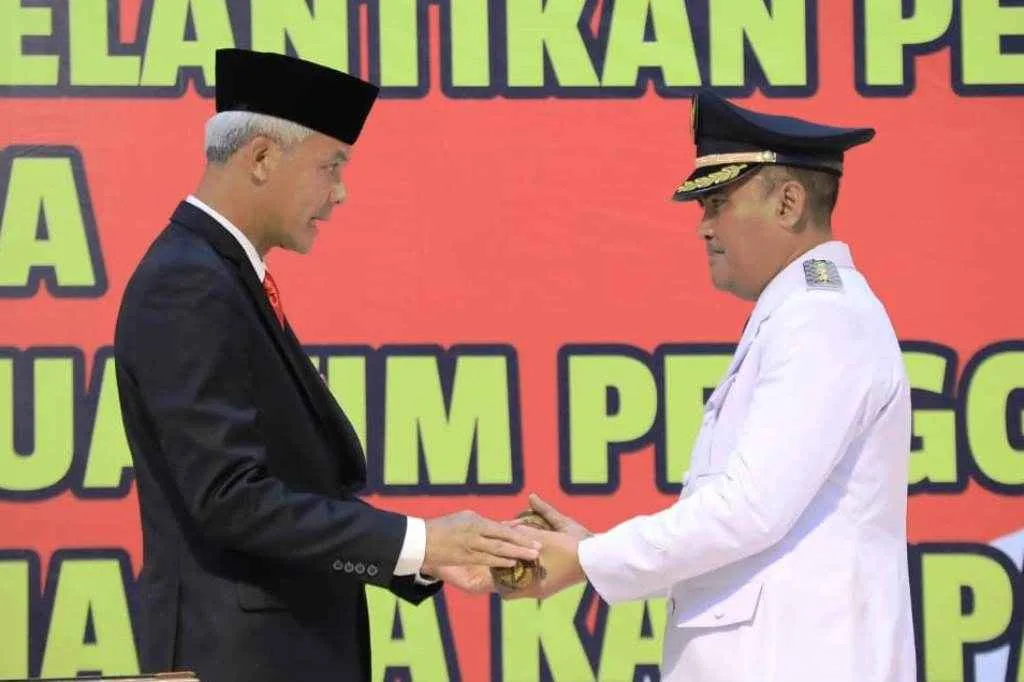 Lantik Pj Bupati Brebes, Ganjar Ingatkan PR Soal Kemiskinan dan Investasi