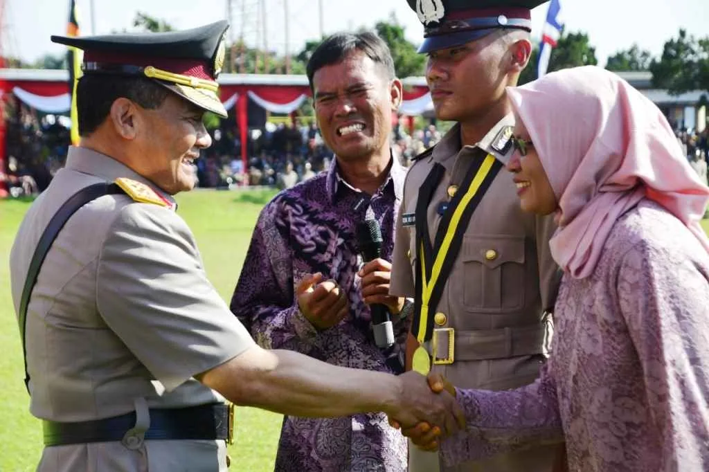 Momen Haru Kapolda Jateng Panggil Iqbal, Bintara Polri Lulusan Terbaik