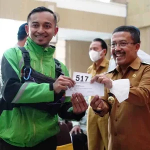 Pemkot Batu Beri BLT ke Para Pelaku Sektor Transportasi Pemkot Batu Beri BLT ke Para Pelaku Sektor Transportasi