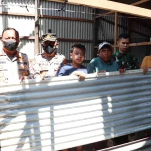 Polres Demak Bantu Genteng dan Asbes Untuk Korban Puting Beliung