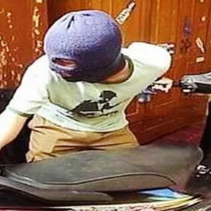 Pura-pura Bertamu, Pria Ini Embat Sepeda Motor Tuan Rumah Pura-pura Bertamu, Pria Ini Embat Sepeda Motor Tuan Rumah