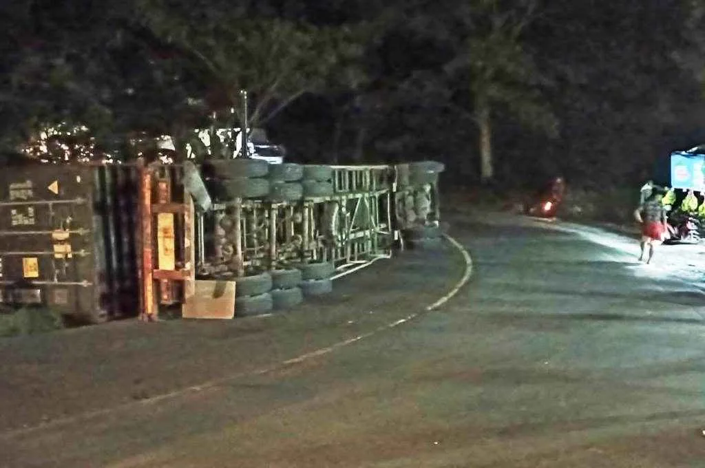 Truk Trailer Muatan Triplek Terguling di Tikungan Kalimalang