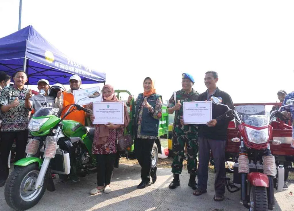 Wali Kota Batu Panen Hasil Pertanian dan Serahkan Bantuan pada Gapoktan