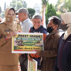 Wali Kota Batu Salurkan Bantuan dari DLH, Baznas dan Bank Jatim Wali Kota Batu Salurkan Bantuan dari DLH, Baznas dan Bank Jatim