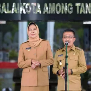 Wali Kota dan Wakil Wali Kota Batu Pimpin Apel Pagi Terakhir Wali Kota dan Wakil Wali Kota Batu Pimpin Apel Pagi Terakhir
