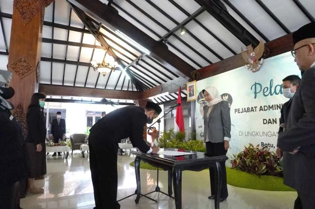 Wali Kota Lantik Puluhan Pejabat Pemkot Batu