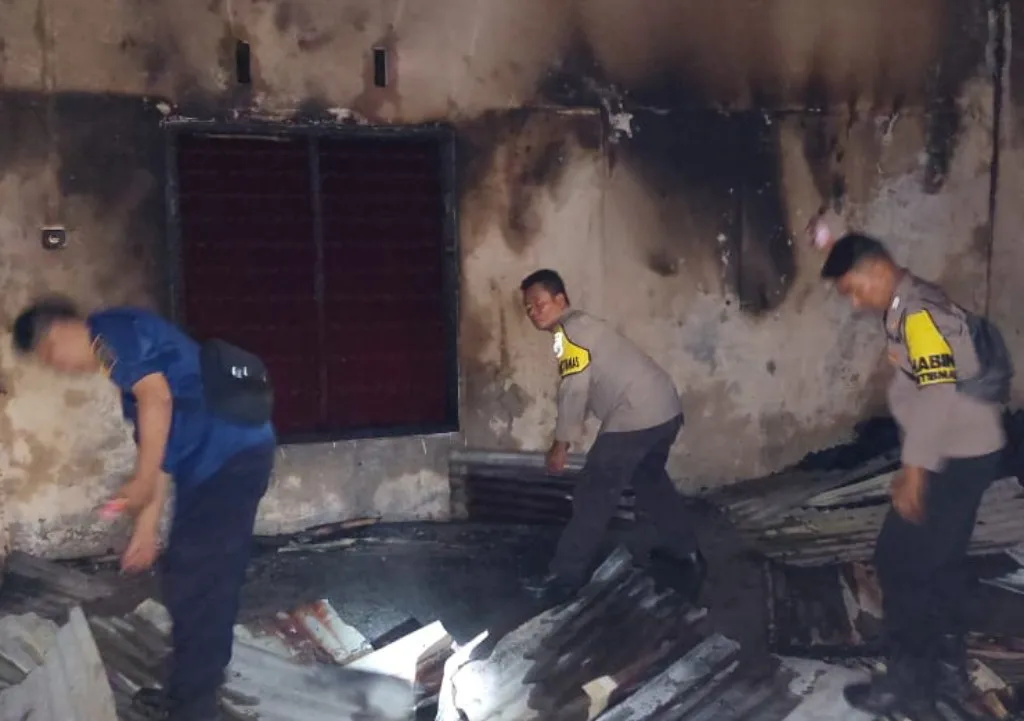 Warga Panik, Dini Hari Kantor Desa Dipanggang Api