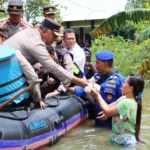 Bagikan Sembako dan Obat, Polres Demak Patroli Wilayah Terdampak Banjir