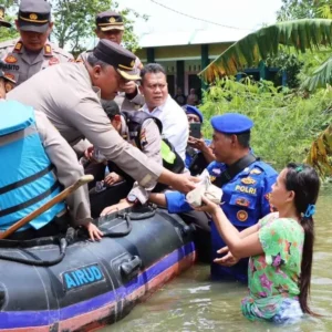 Bagikan Sembako dan Obat, Polres Demak Patroli Wilayah Terdampak Banjir