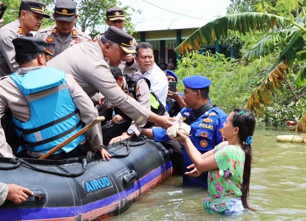 Bagikan Sembako dan Obat, Polres Demak Patroli Wilayah Terdampak Banjir