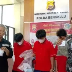 Bandar Ganja Diciduk Polisi Saat Cangkruk di Warung