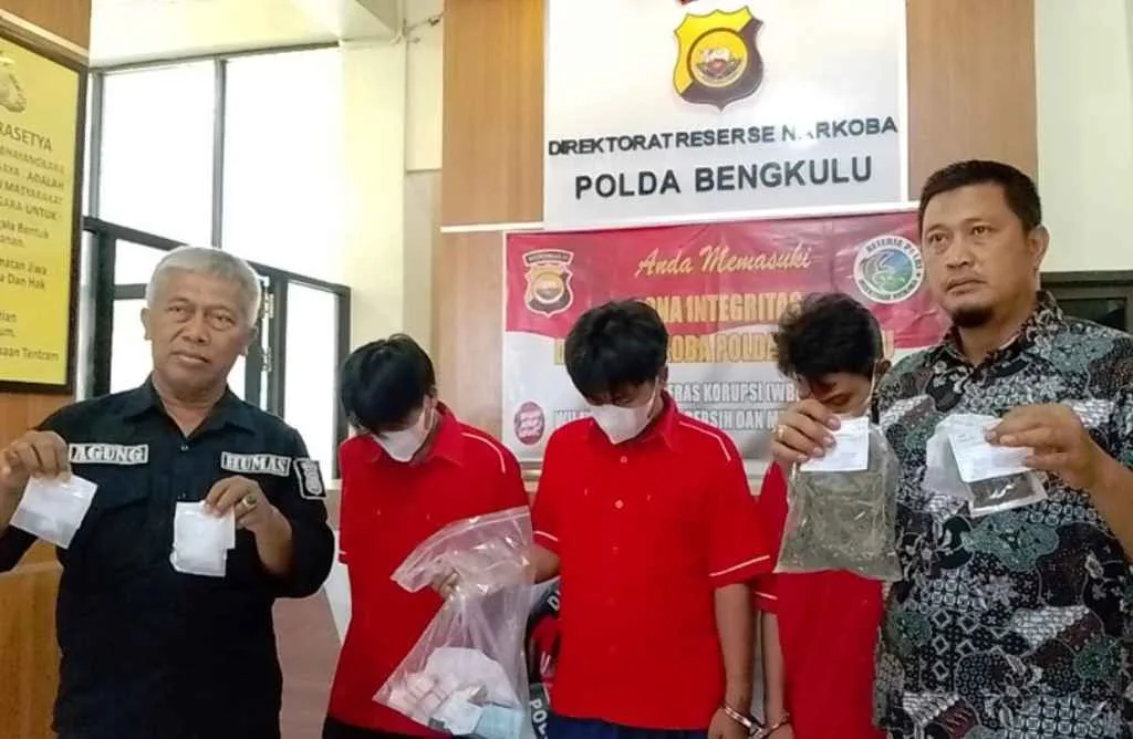 Bandar Ganja Diciduk Polisi Saat Cangkruk di Warung