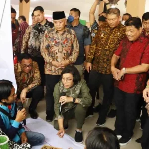 Bupati Malang Dampingi Menkeu dan Mensos Salurkan Bantuan Penanganan Kemiskinan