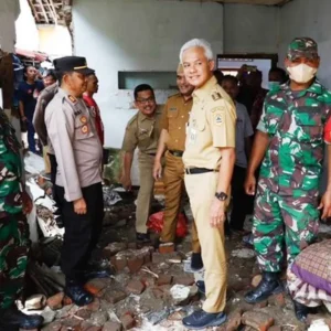Ganjar Akan Bangun Ulang Rumah Warga Yang Rusak Akibat Banjir Ganjar Akan Bangun Ulang Rumah Warga Yang Rusak Akibat Banjir