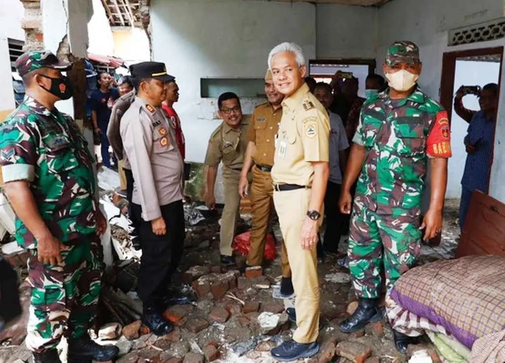 Ganjar Akan Bangun Ulang Rumah Warga Yang Rusak Akibat Banjir