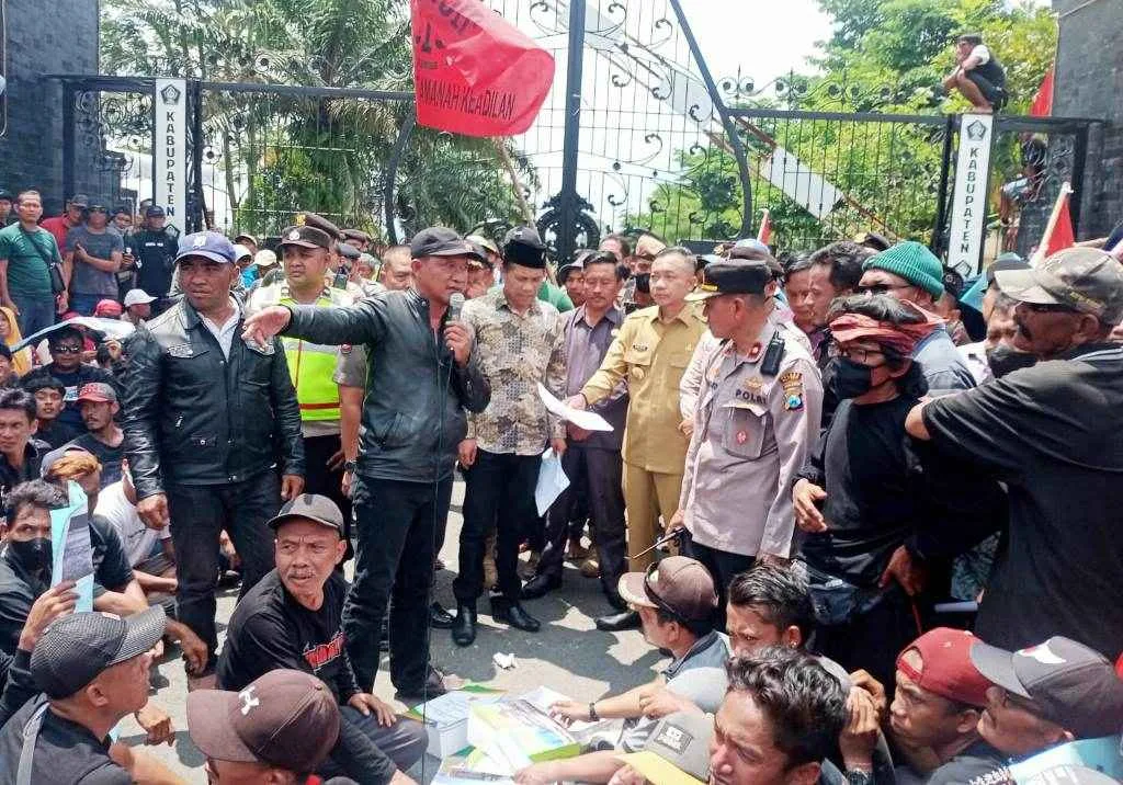 Tuntut Pembangunan di Blitar Selatan, Ribuan Pendemo Geruduk Kantor Pemkab