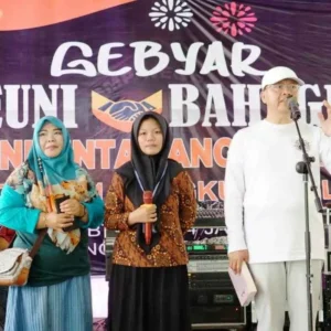 Hadiri Temu Alumni SMPN 1 Manna, Rohidin Puji Seorang Siswi Hadiri Temu Alumni SMPN 1 Manna Lintas Angkatan, Rohidin Turut Mengapresiasi