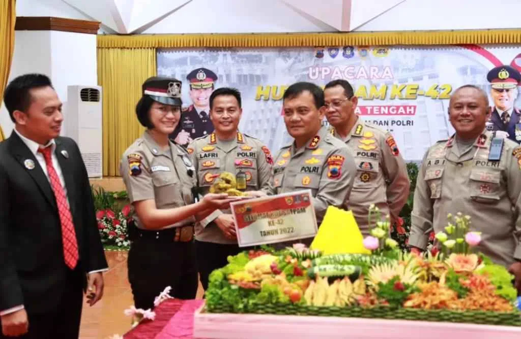 HUT Satpam Ke-42, Kapolda Jateng Potong Tumpeng