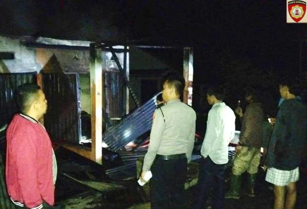 Jago Merah Lahap Rumah dan Warung di Desa Linggar Terbakar