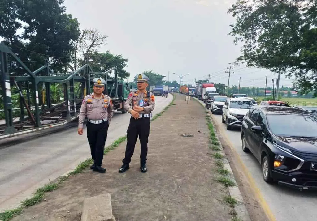 Jembatan Sungai Gempol Diperbaiki, Polres Brebes Rekayasa Arus Lalin