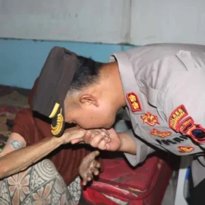 Jumat Bahagia, Kapolres Banjarnegara Kunjungi Dua Nenek di Rumah Tua