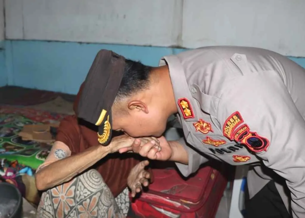 Jumat Bahagia, Kapolres Banjarnegara Kunjungi Dua Nenek di Rumah Tua