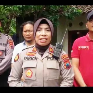 Kapolsek Losari Pasang Listrik di Rumah Warga Tak Mampu Kapolsek Losari Pasang Listrik di Rumah Warga Tak Mampu