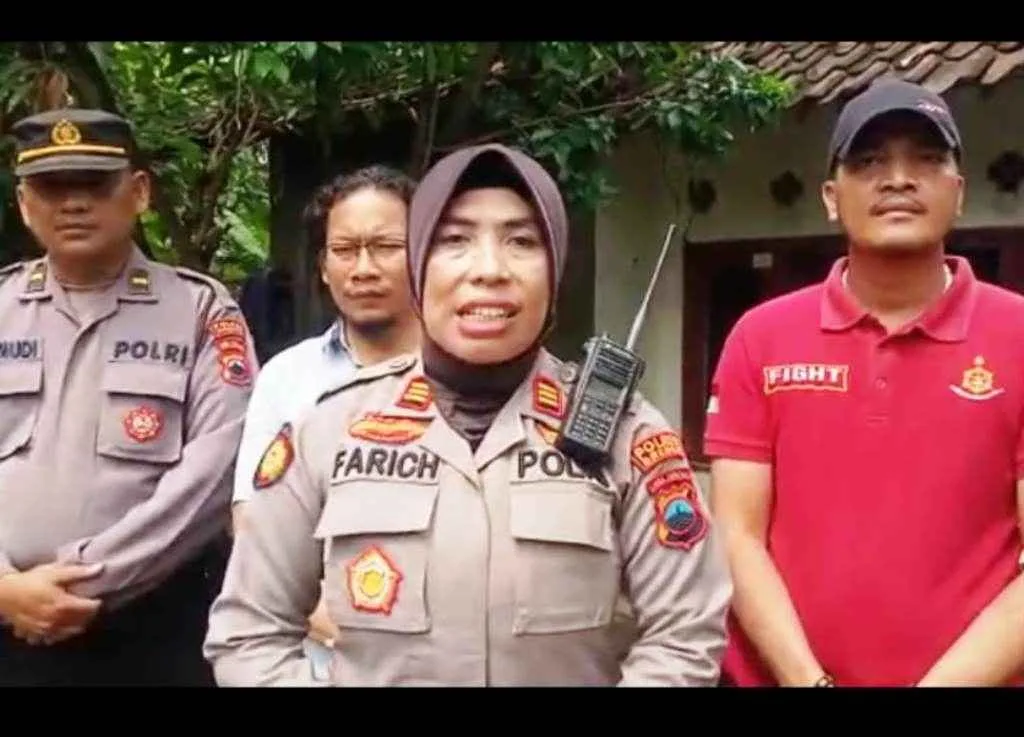 Kapolsek Losari Pasang Listrik di Rumah Warga Tak Mampu