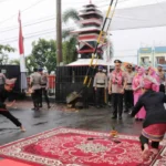 Kedatangan Kapolda Bengkulu Baru Disambut Tarian Dan Tabuhan Dol