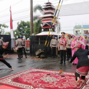 Kedatangan Kapolda Bengkulu Baru Disambut Tarian dan Tabuhan Dol Kedatangan Kapolda Bengkulu Baru Disambut Tarian Dan Tabuhan Dol