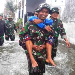 Kota Semarang Dikepung Banjir Sejak Sabtu, TNI Turun Tangan