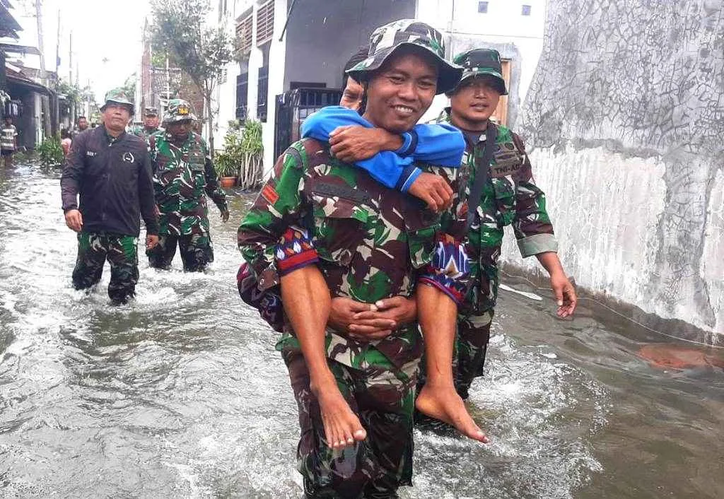 Kota Semarang Dikepung Banjir Sejak Sabtu, TNI Turun Tangan