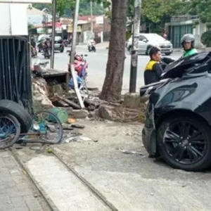 Lagi Beli Cilok, Pengemudi Ojol Diseruduk Innova